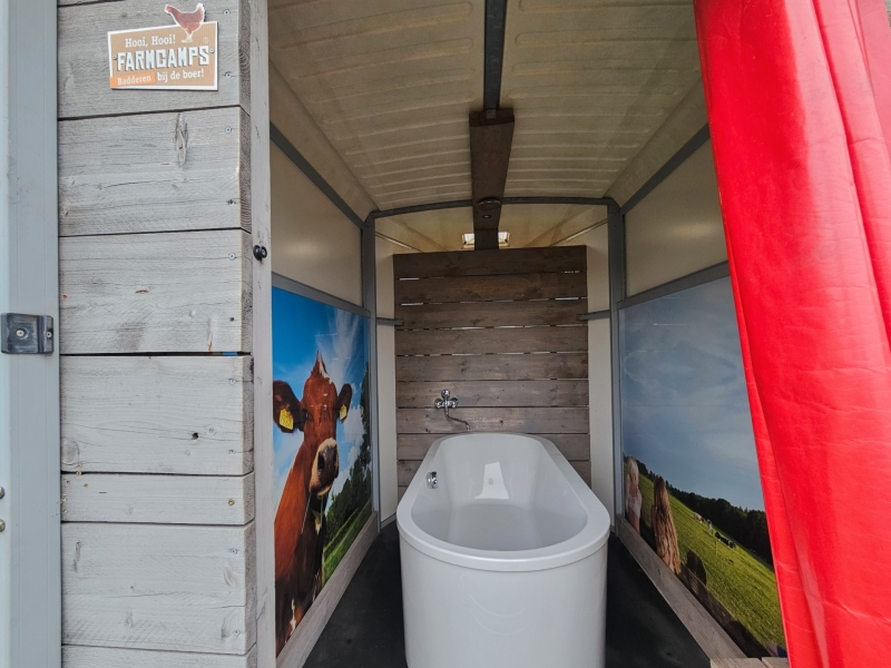 FarmCamps trailer met bad de Smulhoeve