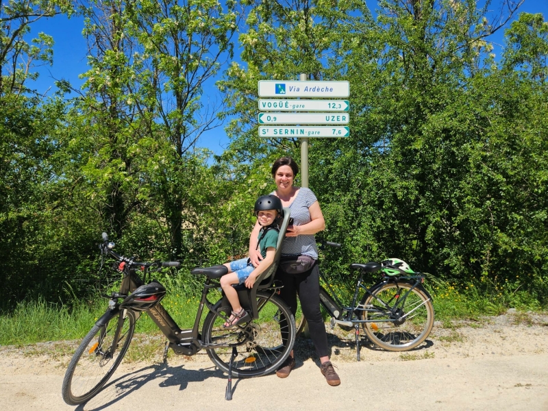 Gezin fietst door groen landschap in de Ardèche