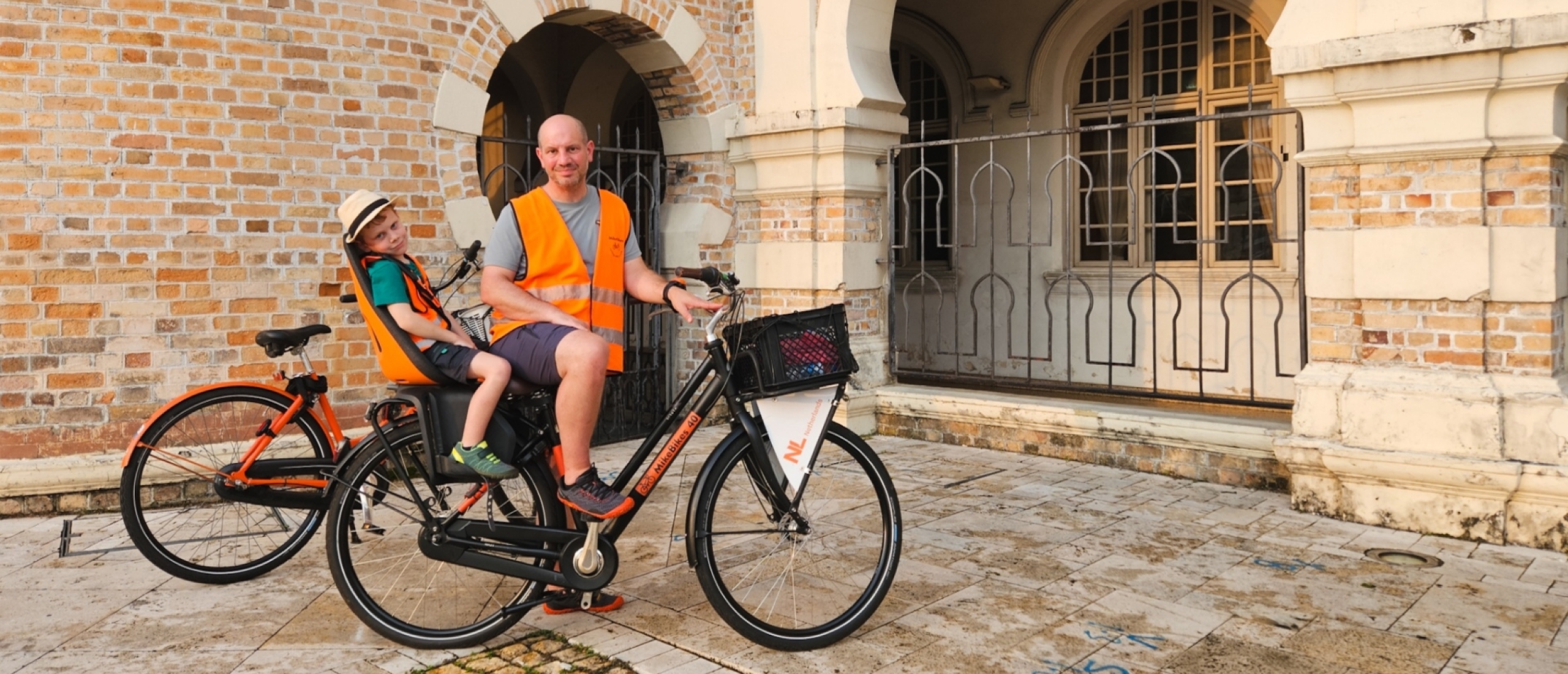 Fietsen in Kuala Lumpur met Mike, op een oranje bike