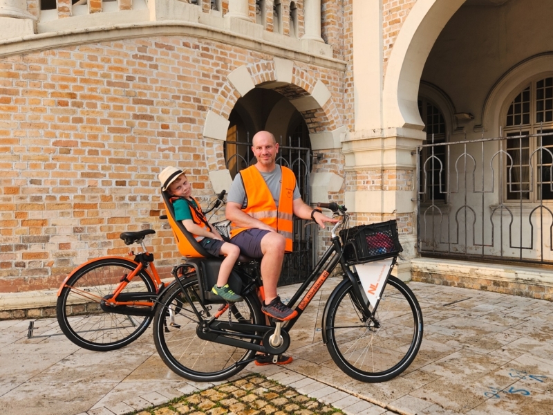 Fietsen in Kuala Lumpur met kind