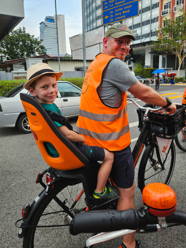 Fietsen in Kuala Lumpur met kleuter