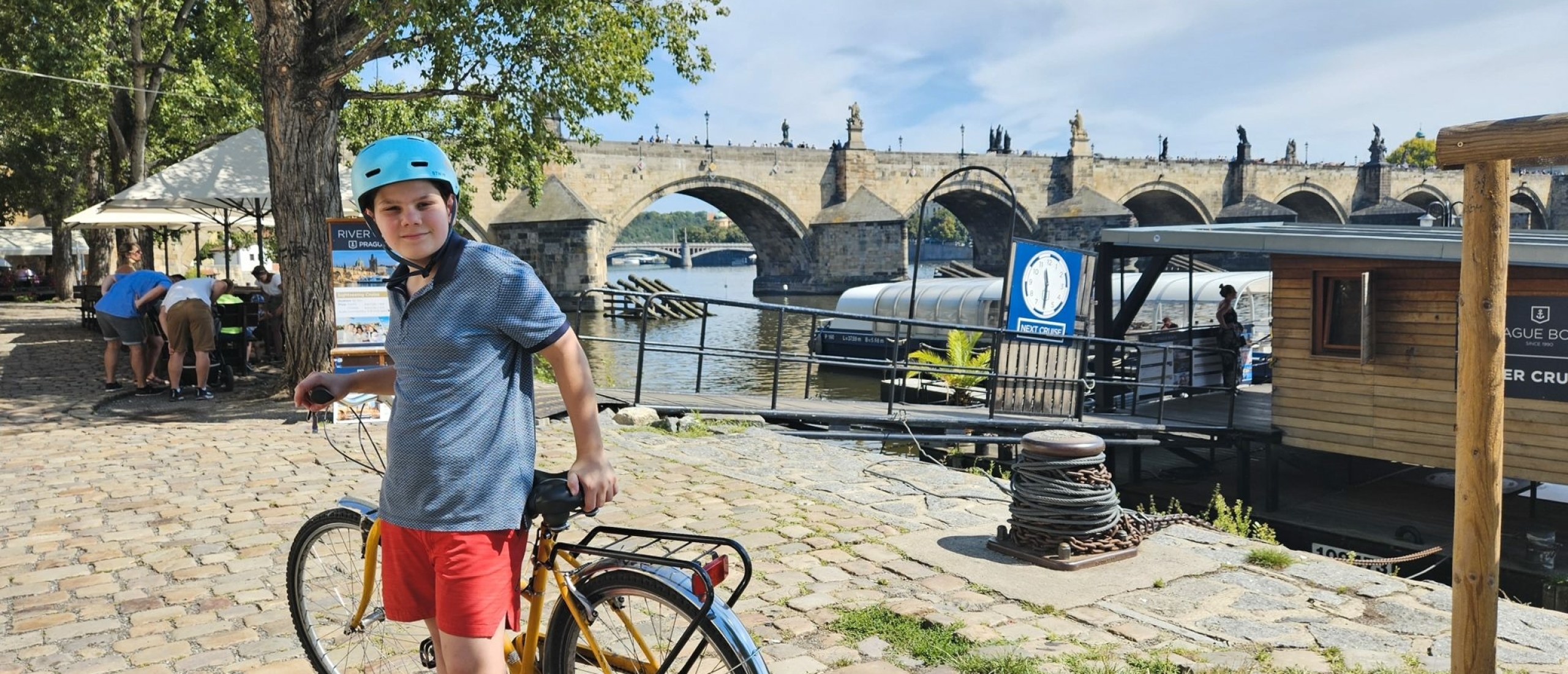 Fietsen in Praag met een tiener