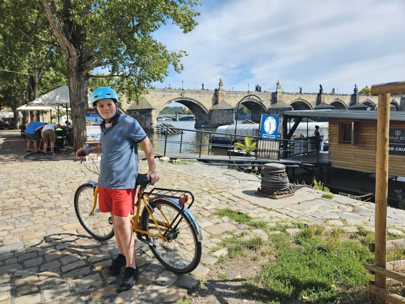 Fietsen in Praag met een tiener