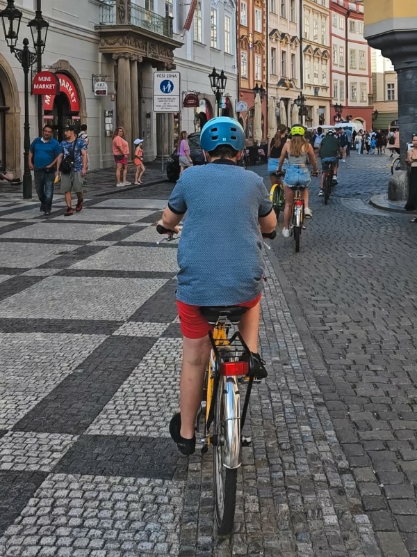 Fietsen in Praag met gezin