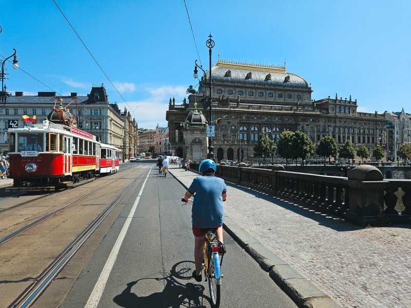 Fietsen in Praag met kind