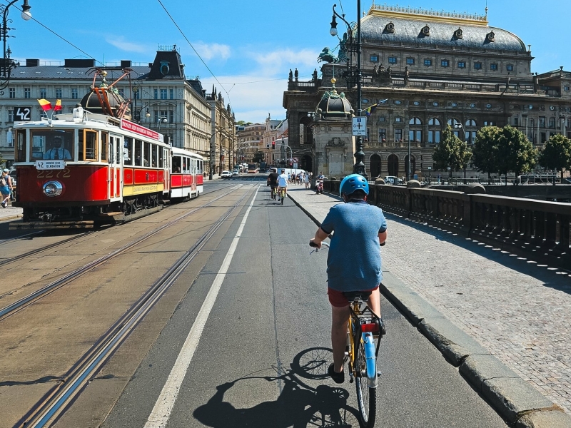 Fietsen in Praag met kind