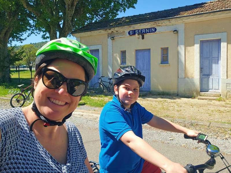 Gezin fietst met helm in Frankrijk tijdens fietsvakantie in de Ardèche
