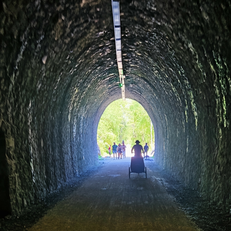 Kinderen fietsen op de autovrije Via Ardèche