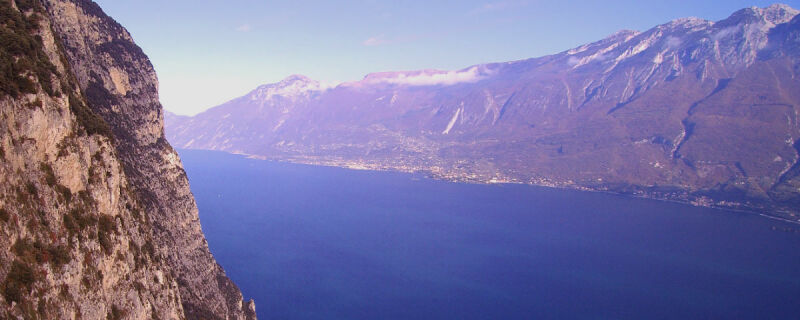 Uitzicht op de Monte Baldo vanaf de westkant van het Gardameer