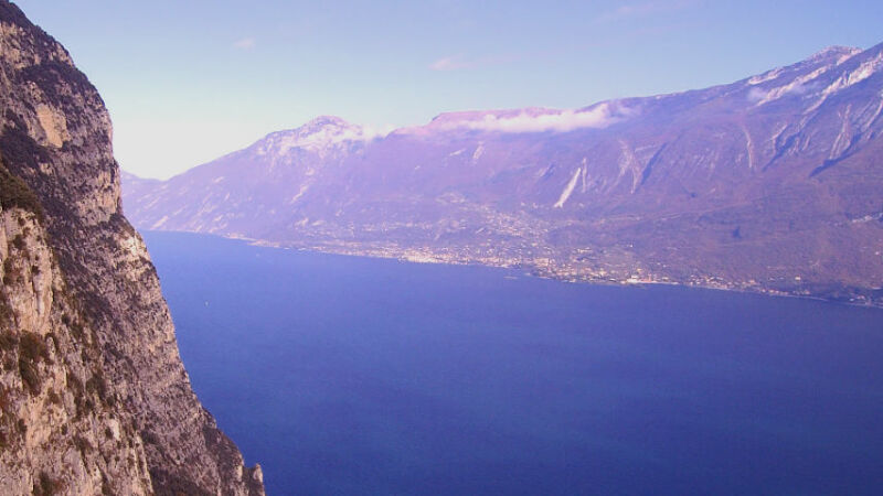 Uitzicht op de Monte Baldo vanaf de westkant van het Gardameer