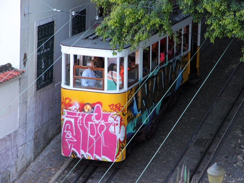 Tram in Lissabon tijdens een stedentrip met kinderen