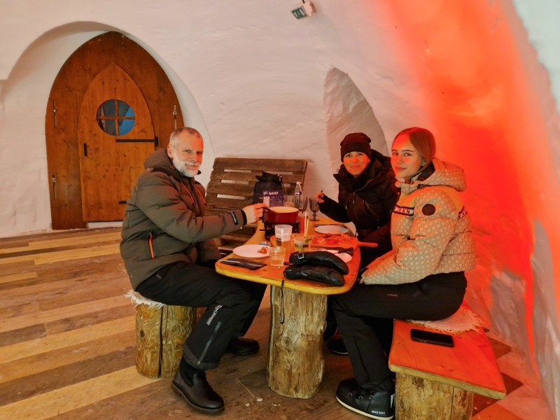 Gezin eten in iglo Gezin eten in iglo