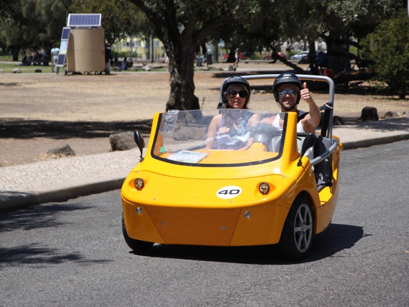 Gele GoCar rijdt door Lissabon tijdens een tour