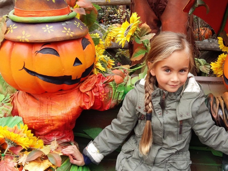 Kind bij Halloween decoratie in Disneyland Parijs