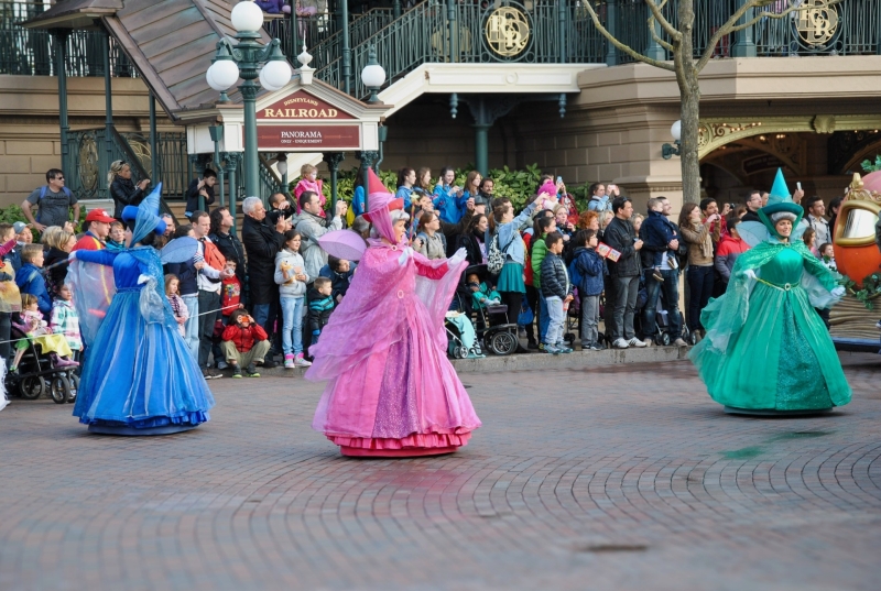 Gezinnen kijken naar een parade in Disneyland Parijs