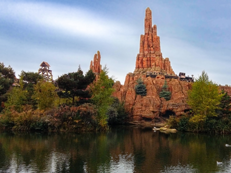 Goedkoop naar Disneyland Parijs: tips voor attracties met kinderen Uitzicht op Big Thunder Mountain in Disneyland Parijs