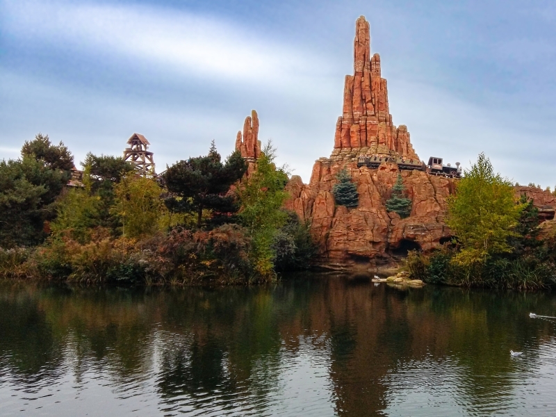 Uitzicht op Big Thunder Mountain in Disneyland Parijs