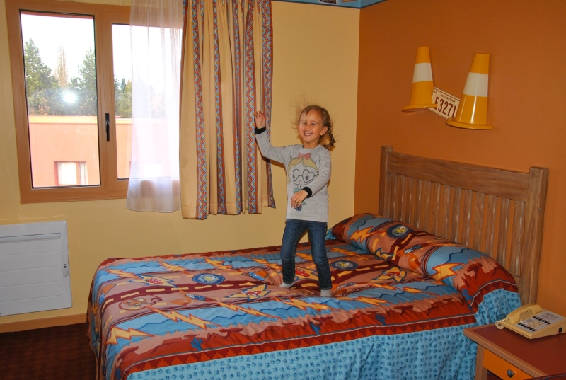 Kind in themakamer van een hotel in Disneyland Parijs