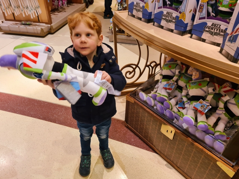 Kind in de Disney shop bij Disneyland Parijs