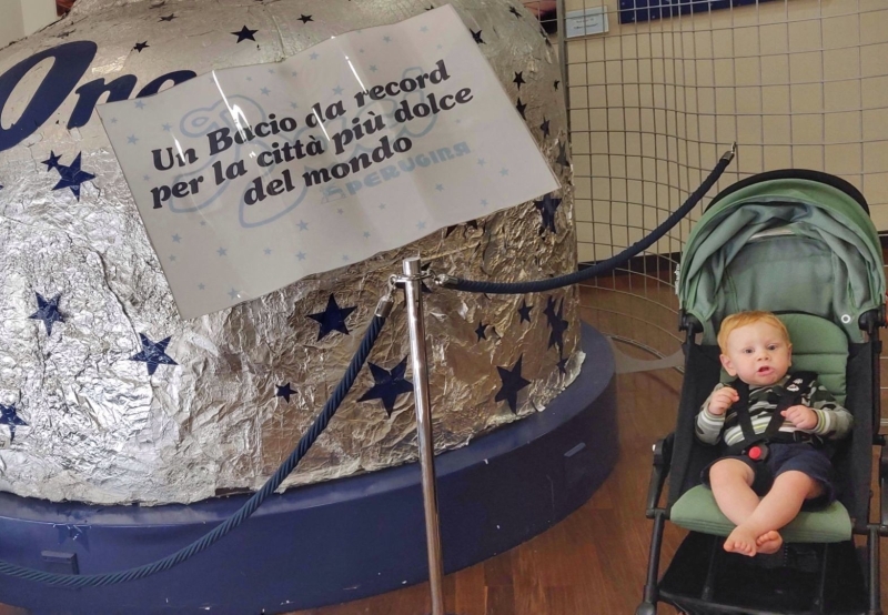 De grootste Baci chocolade ter wereld in de Perugina fabriek