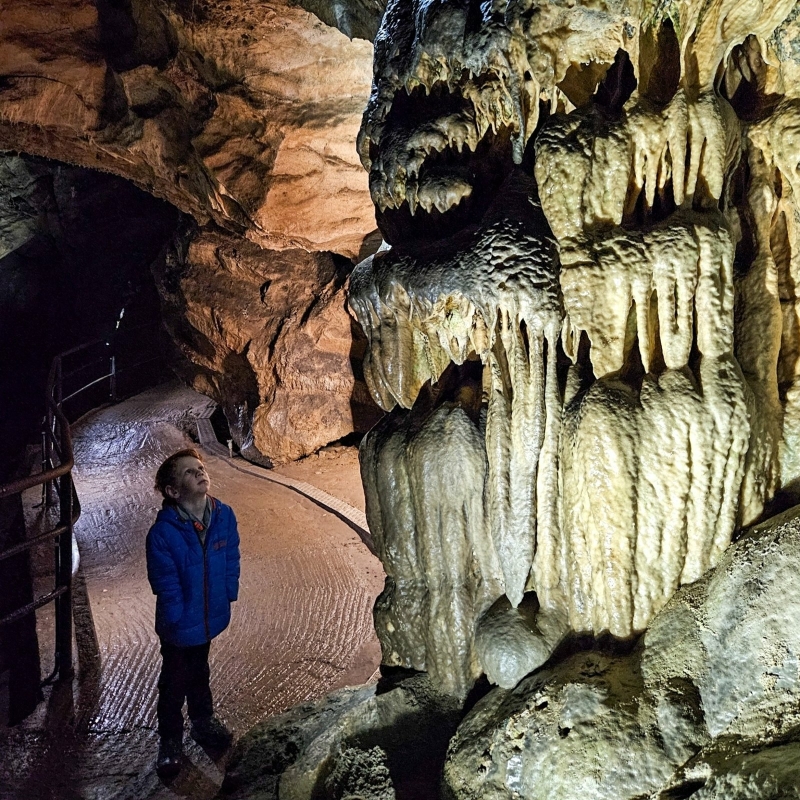 Grotten van Remouchamps met kleuter