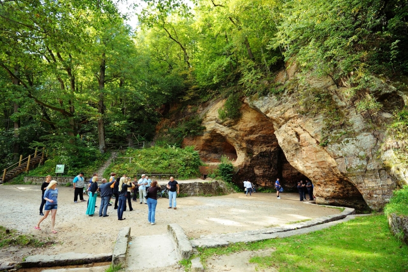 Bezoek aan de Gūtmaņa grot bij Sigulda, een bekende zandsteengrot in Gauja Nationaal Park.
