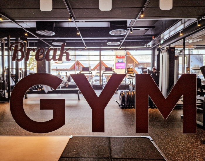 Moderne fitnessruimte in Break Sokos Hotel Tahko met uitzicht naar buiten