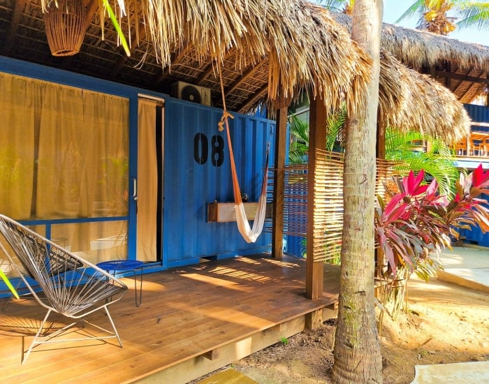 H20 Container Cabins tussen palmbomen in San Agustinillo H20 Container Cabins tussen palmbomen in San Agustinillo