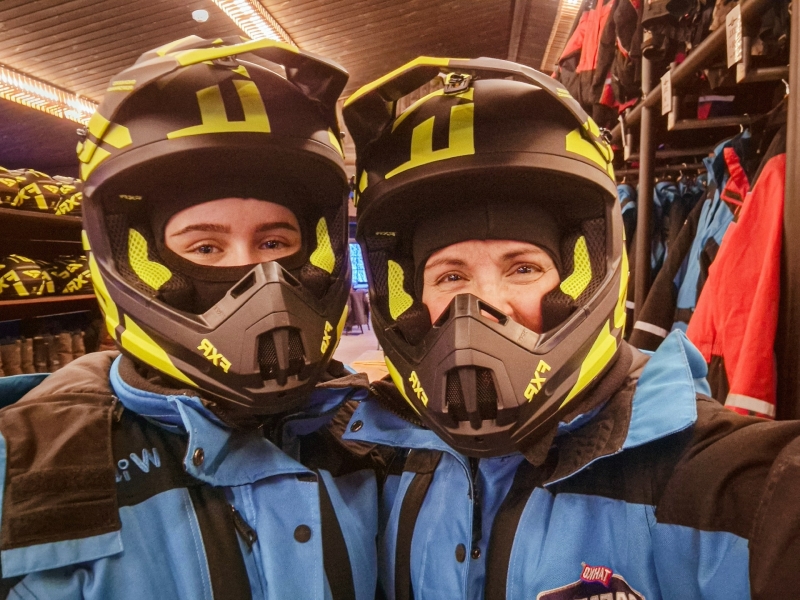 Selfie met sneeuwscooterhelmen vlak voor onze sneeuwscooter safari in Tahko, Finland