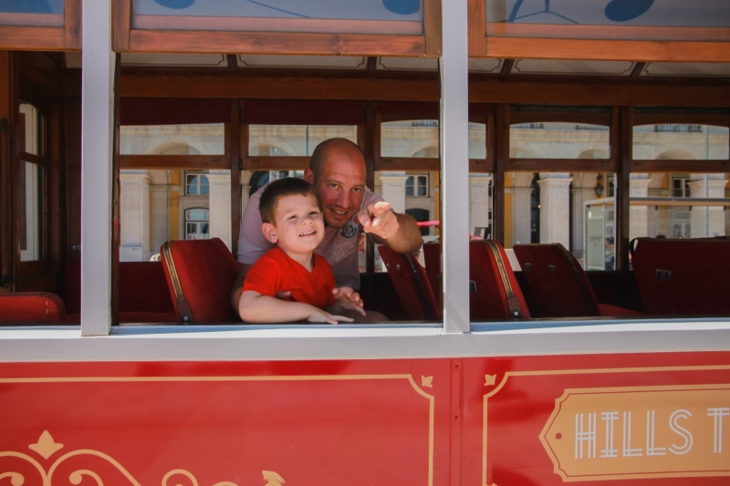 Rode Hills Tramcar Tour in Lissabon met kinderen
