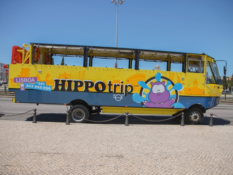Gele Hippotrip bus in Lissabon tijdens een gezinsuitje