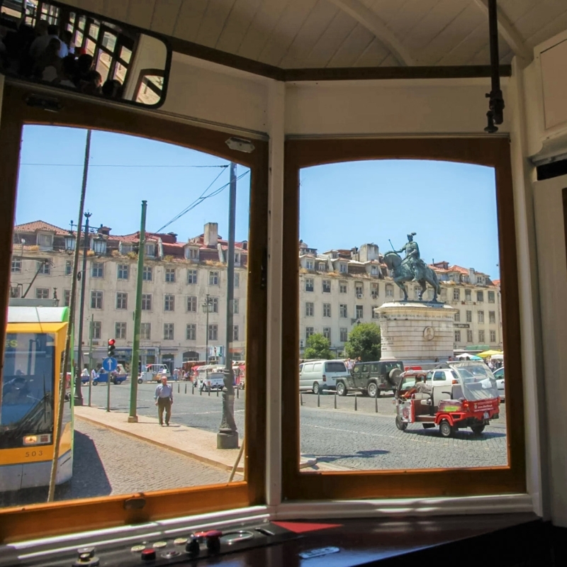 Historische rode tram in Lissabon tijdens een stadstour