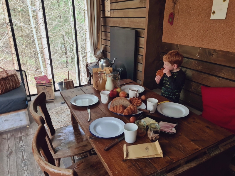 Huisje in Ardennen met kleuter