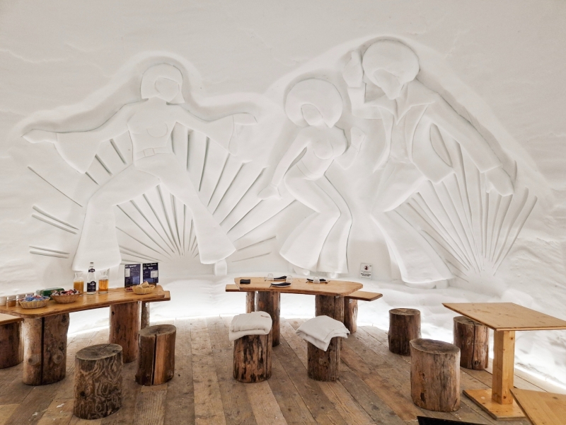 Ijssculpturen in iglo