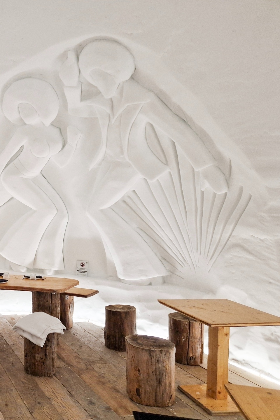 Ijssculpturen in iglo