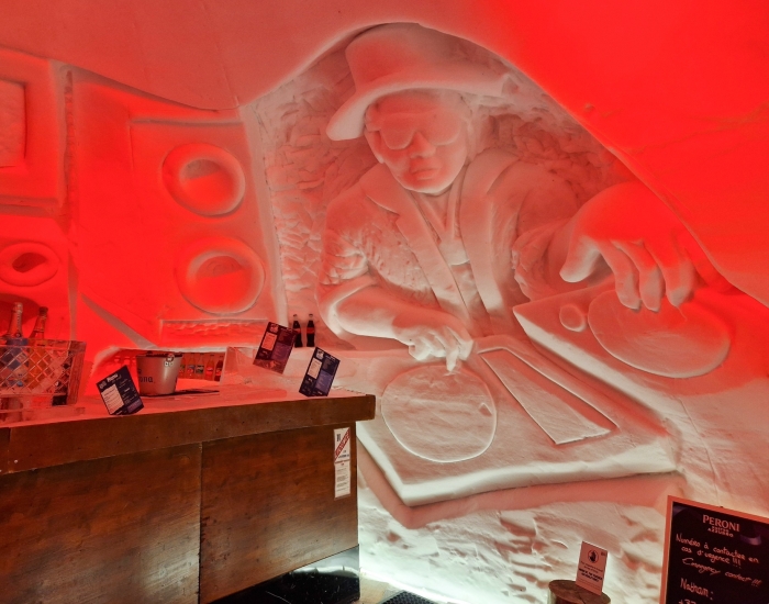 Ijssculpturen in iglo bar