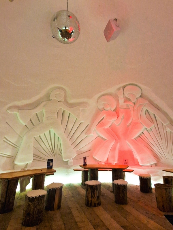 Ijssculpturen met licht in iglo Ijssculpturen met licht in iglo