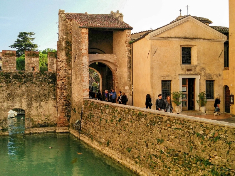 Brug en stadspoort richting het oude centrum van Sirmione aan het Gardameer