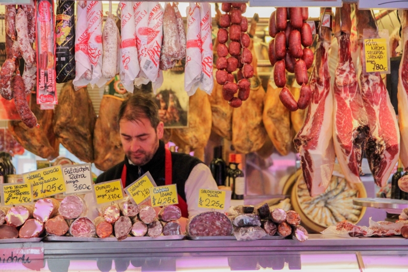 Jamón ibérico en chorizo op Mercado Atarazanas in Málaga Kraam met jamón ibérico en chorizo op Mercado Atarazanas in Málaga