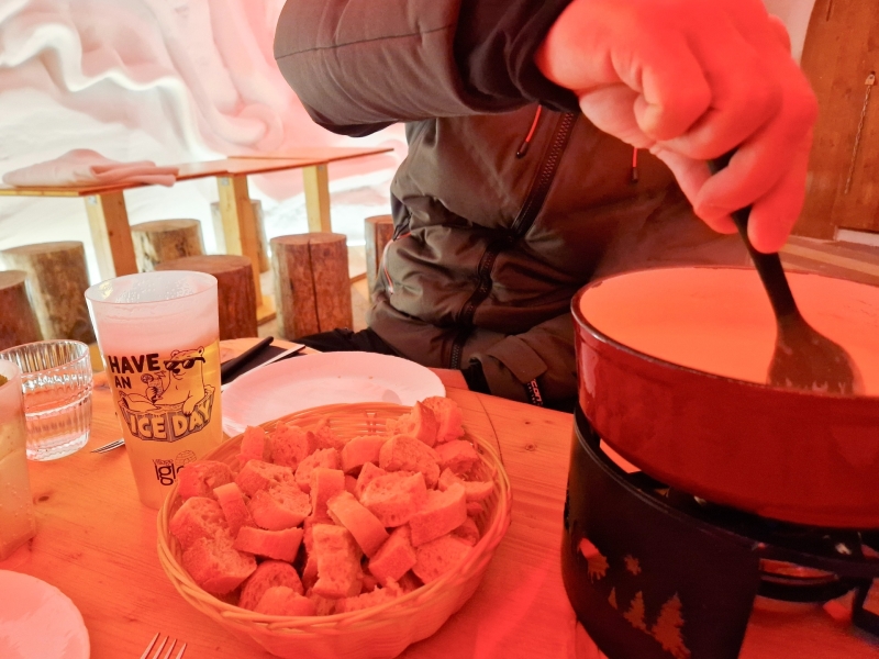 Kaasfondue in iglo Kaasfondue in iglo