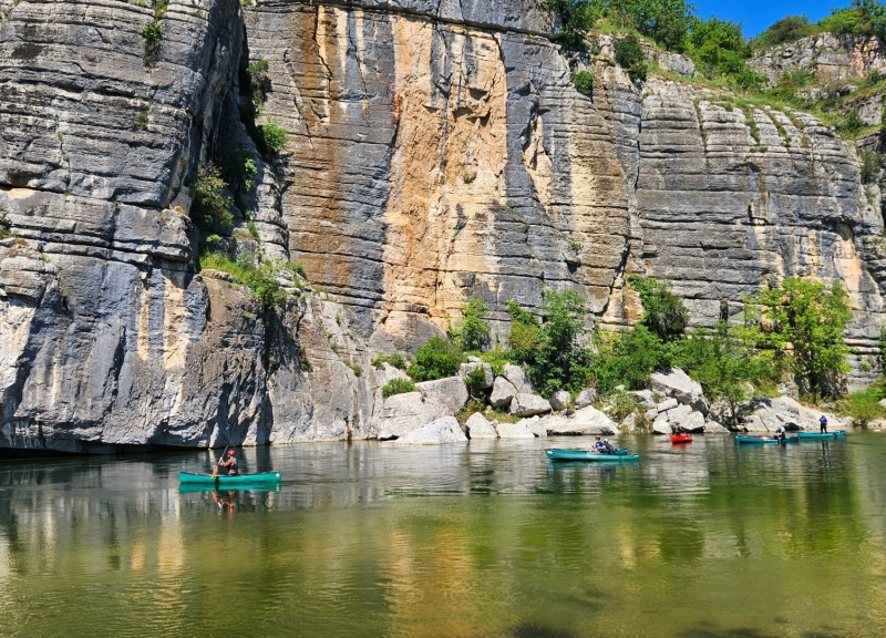 Gezinsstop aan het water tijdens een fietstocht in de Ardèche