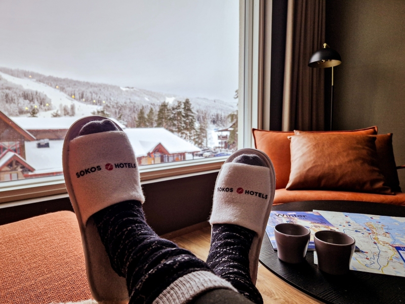 Zithoek in de kamer van Break Sokos Hotel Tahko met uitzicht op de besneeuwde pistes