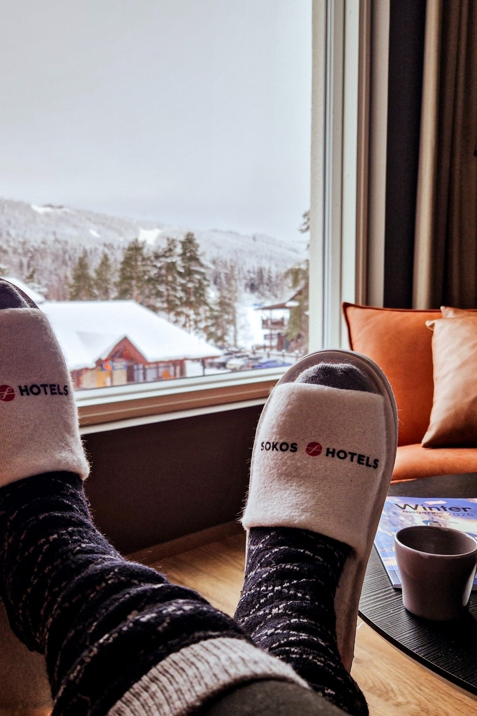 Zithoek in de kamer van Break Sokos Hotel Tahko met uitzicht op de besneeuwde pistes