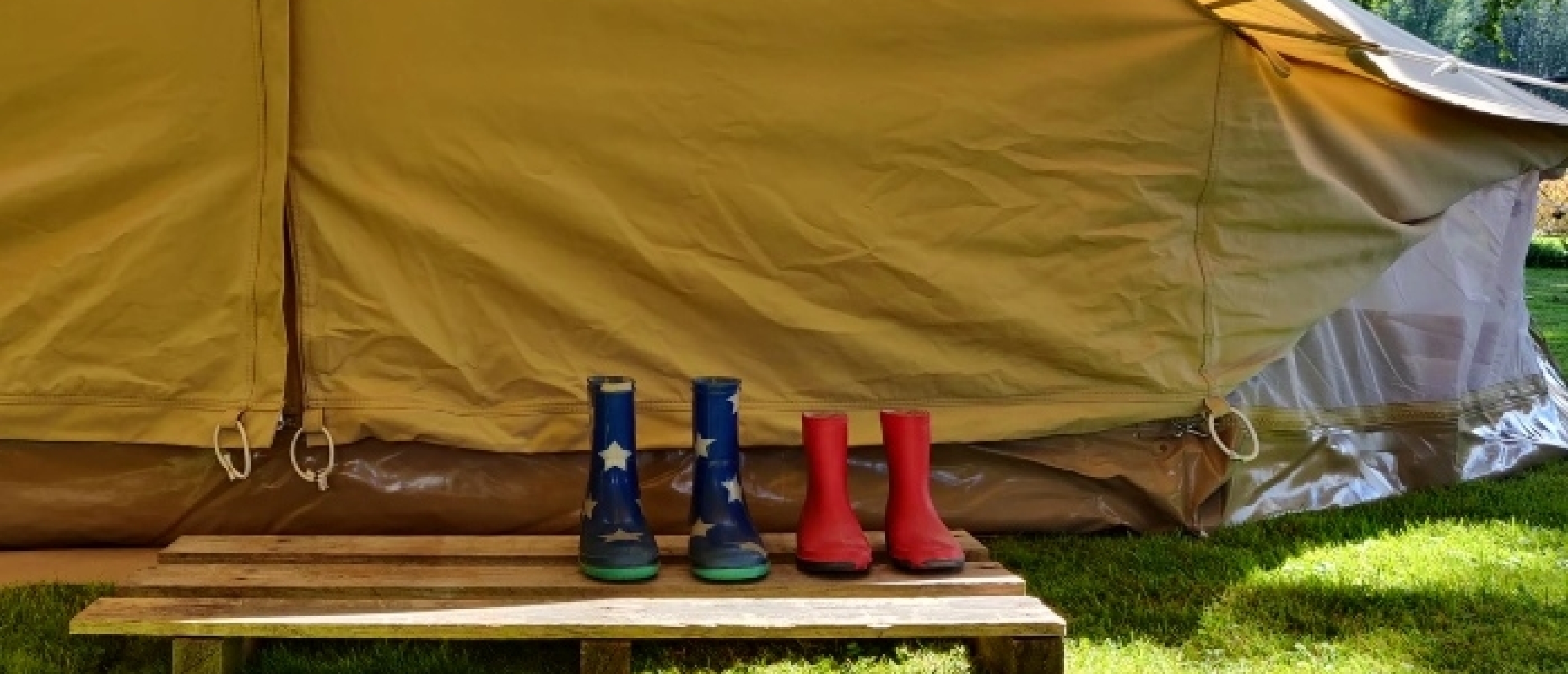 Kamperen in bell tent met kinderen