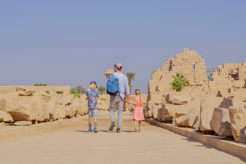 Karnak tempel met kinderen