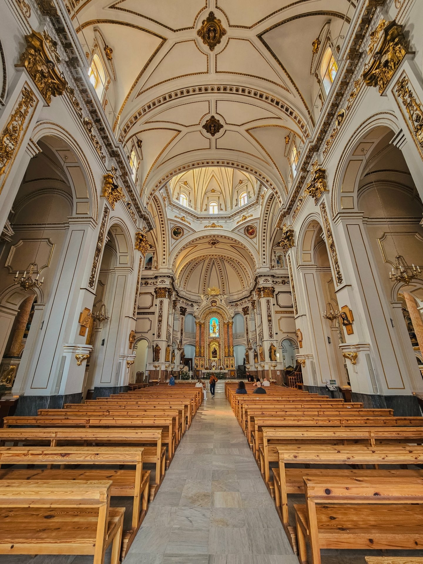 De oude stad en kerk van Benidorm met kinderen Kerk in de oude stad van Benidorm tijdens een wandeling met kinderen