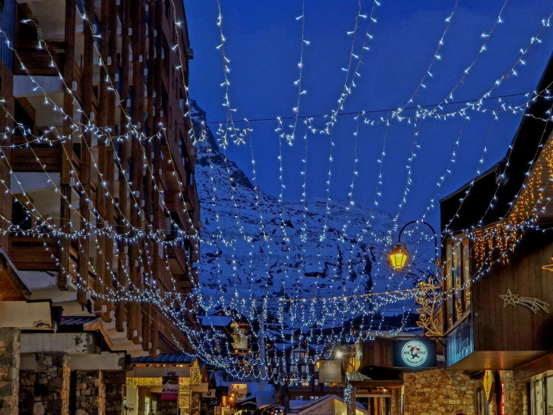 Kerstverlichting centrum Val Thorens avondwandeling