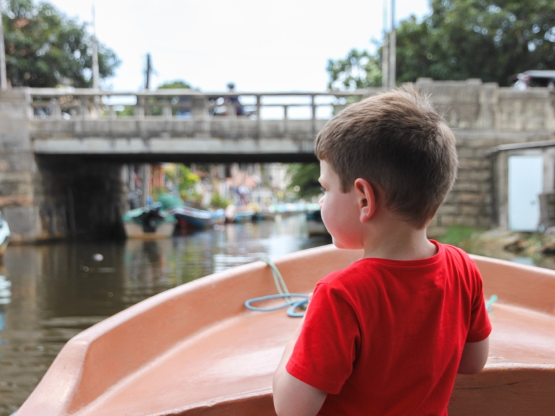 Kind kijkt zijn ogen uit op de Dutch Canal in Negombo Kind kijkt zijn ogen uit op de Dutch Canal in Negombo