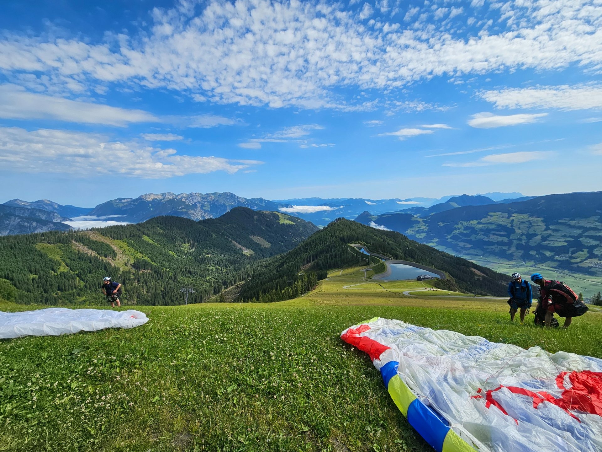 Kind klaar voor het paragliden vanaf de Spieljoch in het Zillertal