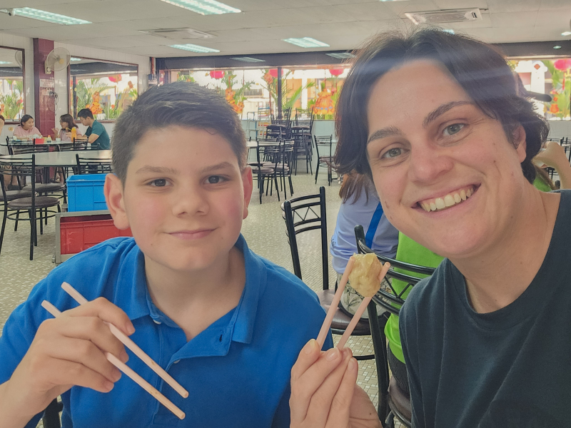 Kinderen leren eten met stokjes